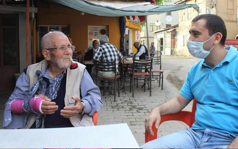 Bursa'da 62 yıldır ağzında gülle geziyor koronavirüsten koruduğunu söylüyor - Resim: 3