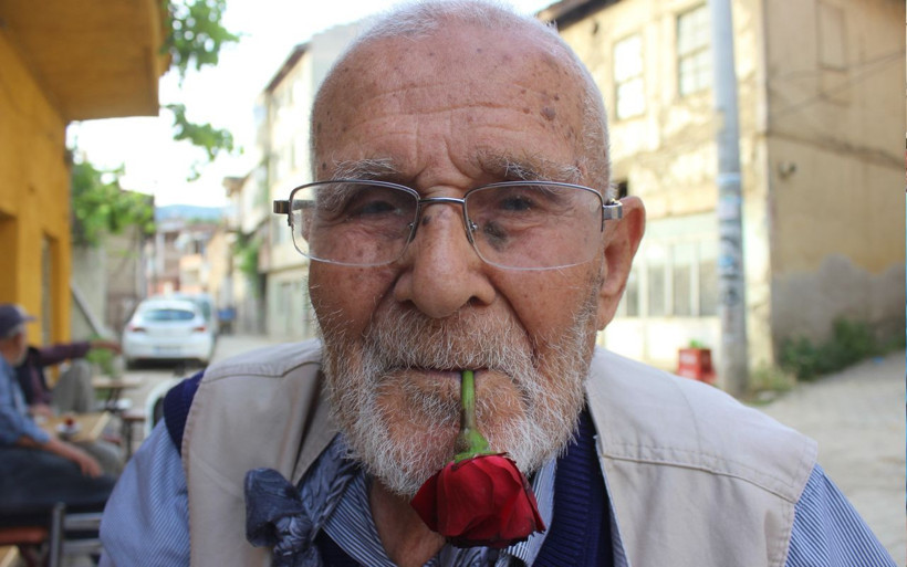 Bursa'da 62 yıldır ağzında gülle geziyor koronavirüsten koruduğunu söylüyor - Resim: 2