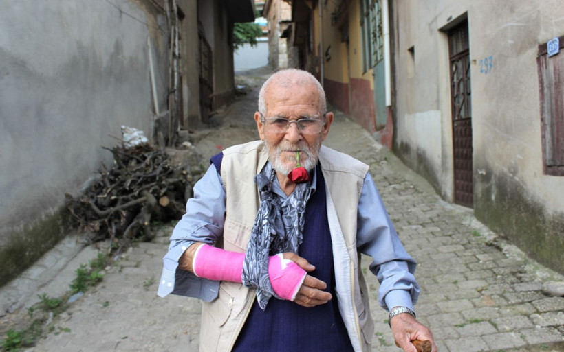 Bursa'da 62 yıldır ağzında gülle geziyor koronavirüsten koruduğunu söylüyor - Resim: 1