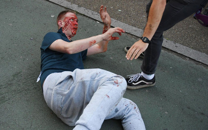 İngiltere siyahi protestocuyu konuşuyor! Darp edilen aşırı sağcıyı kurtardı - Resim: 1