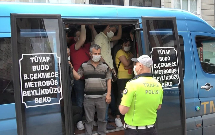 Esenyurt'ta 17 kişilik minibüsten 35 kişi çıktı! Polisler sürücüyü affetmedi - Resim: 1