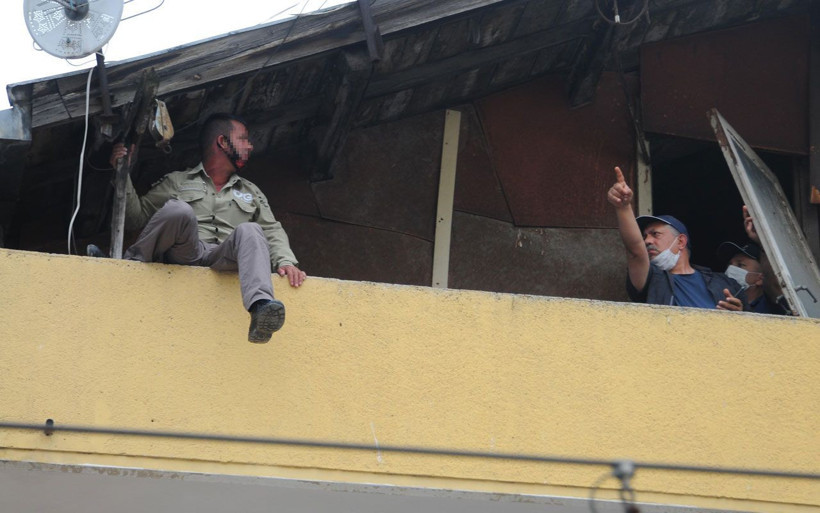 İzmit'te 4 katlı binanın çatısına çıkıp intihara kalkıştı! - Resim: 2