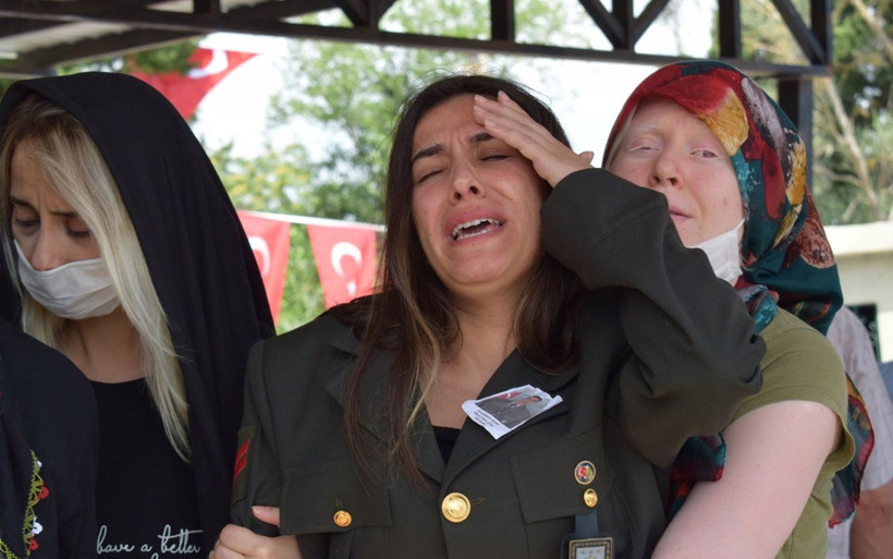 Kalp krizi geçiren uzman çavuş Ercüment Kurt son yolculuğuna uğurlandı - Resim: 2