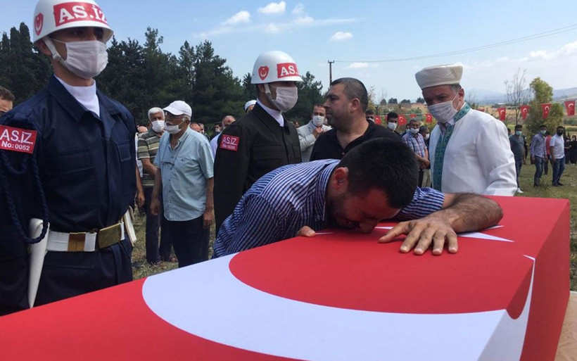 Kalp krizi geçiren uzman çavuş Ercüment Kurt son yolculuğuna uğurlandı - Resim: 3