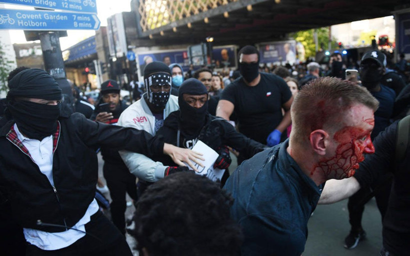 İngiltere siyahi protestocuyu konuşuyor! Darp edilen aşırı sağcıyı kurtardı - Resim: 3