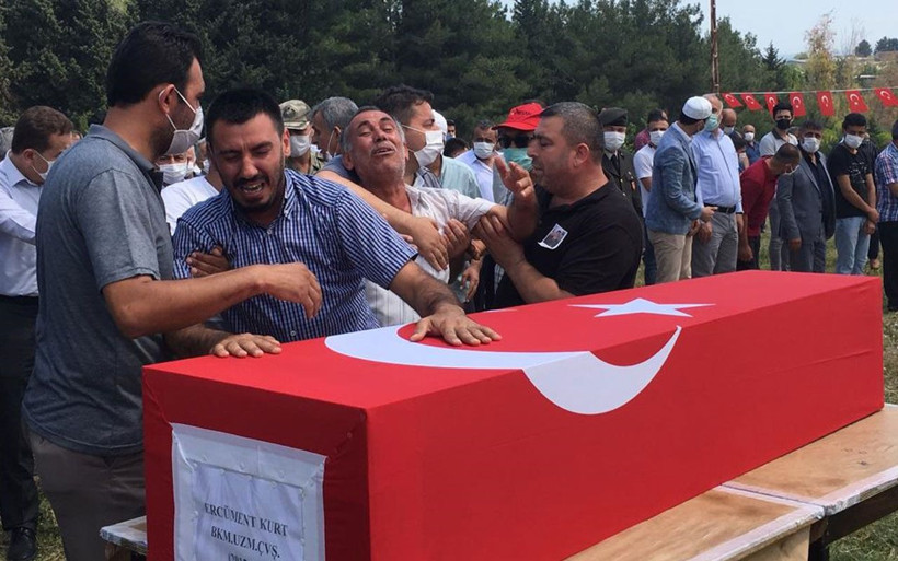 Kalp krizi geçiren uzman çavuş Ercüment Kurt son yolculuğuna uğurlandı - Resim: 4