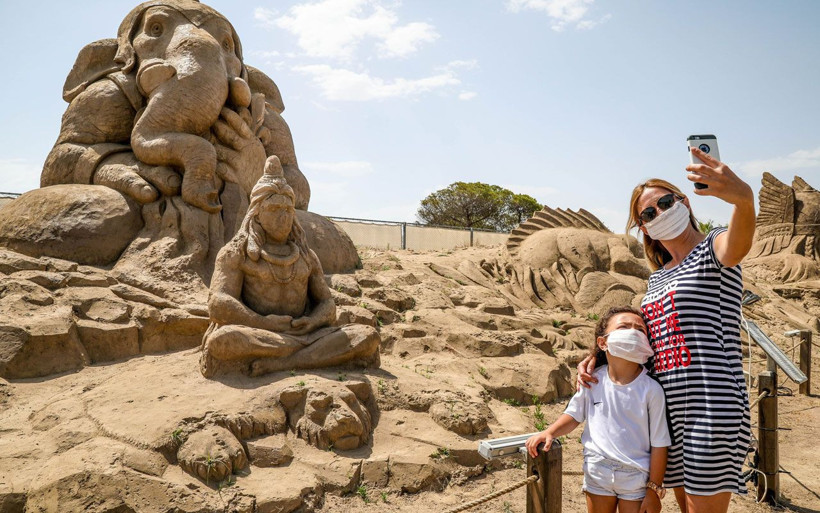 Antalya'da koronaya dikkat çekmek için kumdan maske yapıldı! - Resim: 1