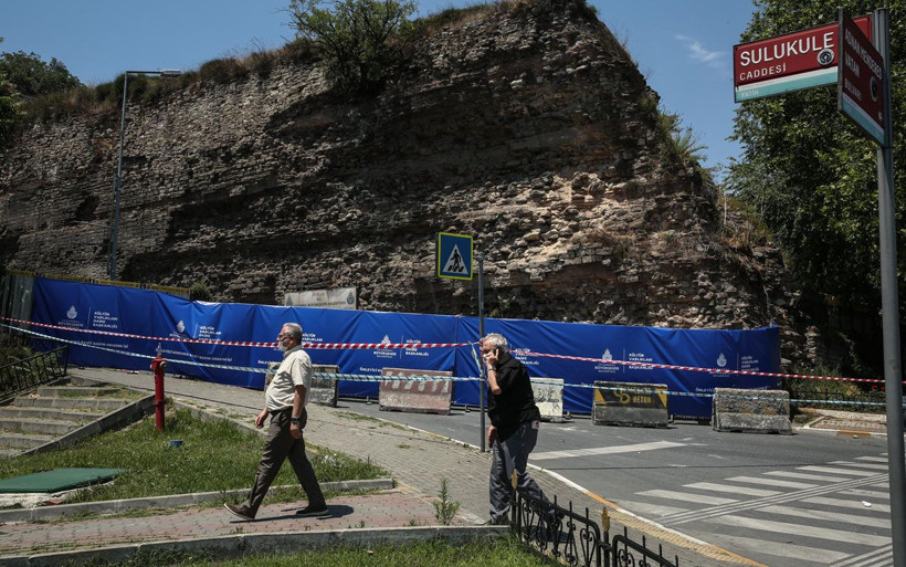 İstanbul'da tarihi surlarda çökme meydana geldi! Yol kapatıldı - Resim: 1