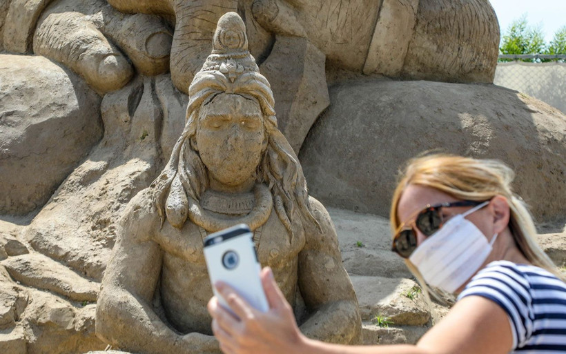 Antalya'da koronaya dikkat çekmek için kumdan maske yapıldı! - Resim: 2