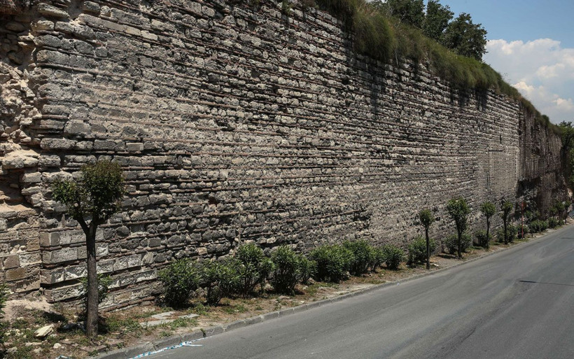 İstanbul'da tarihi surlarda çökme meydana geldi! Yol kapatıldı - Resim: 3