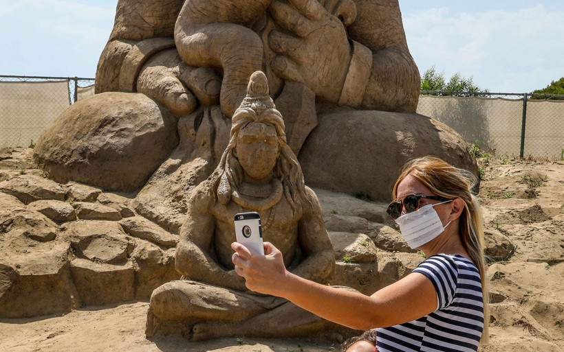 Antalya'da koronaya dikkat çekmek için kumdan maske yapıldı! - Resim: 4