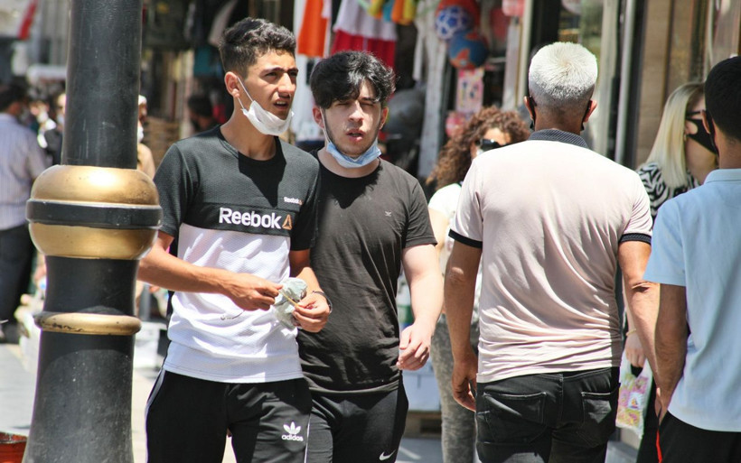 Türkiye'de meydanlar doldu sosyal mesafe unutuldu! İpin ucunu Diyarbakır çekiyor - Resim: 3