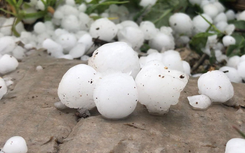Kars Sarıkamış'ta ceviz büyüklüğünde dolu yağdı! Zor anlar yaşattı - Resim: 1