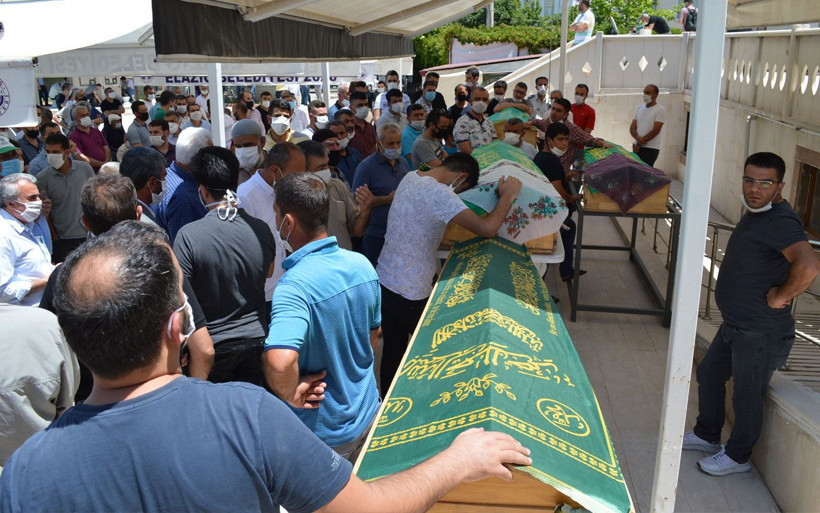 Fırat Nehri'nde hayatını kaybedenler son yolculuklarına uğurlandılar! - Resim: 1
