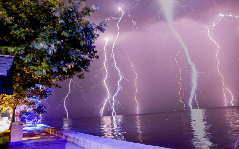 Kocaeli'de çakan şimşekler geceyi aydınlattı! Kartpostallık görüntüler - Resim: 1