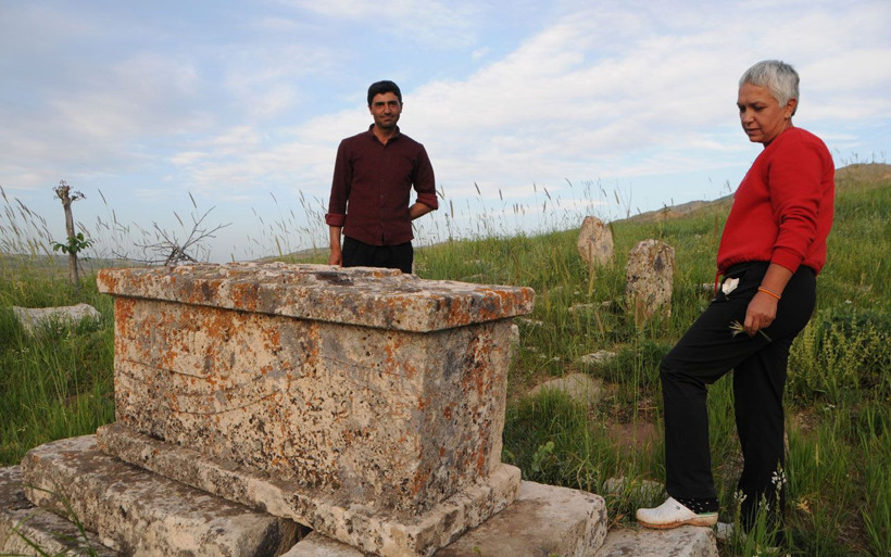 Tunceli'de defineciler tarihi atbaşı mezar taşlarını talan ettiler! - Resim: 2