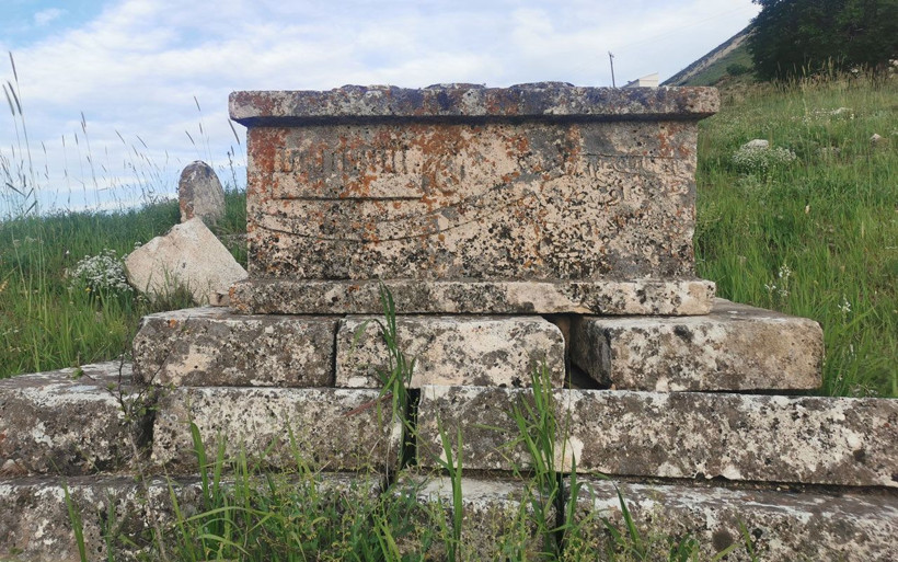 Tunceli'de defineciler tarihi atbaşı mezar taşlarını talan ettiler! - Resim: 3