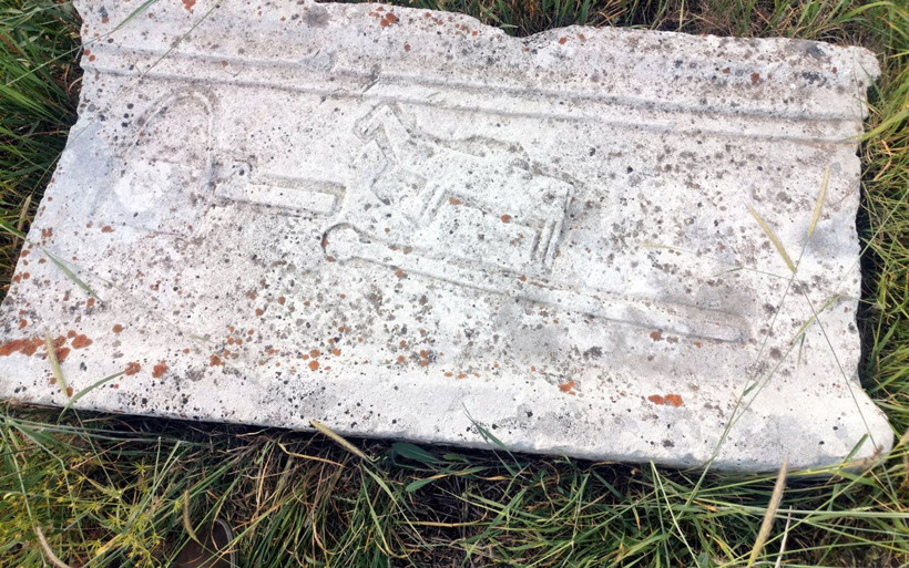 Tunceli'de defineciler tarihi atbaşı mezar taşlarını talan ettiler! - Resim: 4