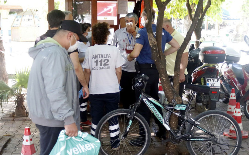 Antalya'da madde bağımlısı camiye girmeye çalıştı! Güvenlik görevlisini yaraladı - Resim: 1