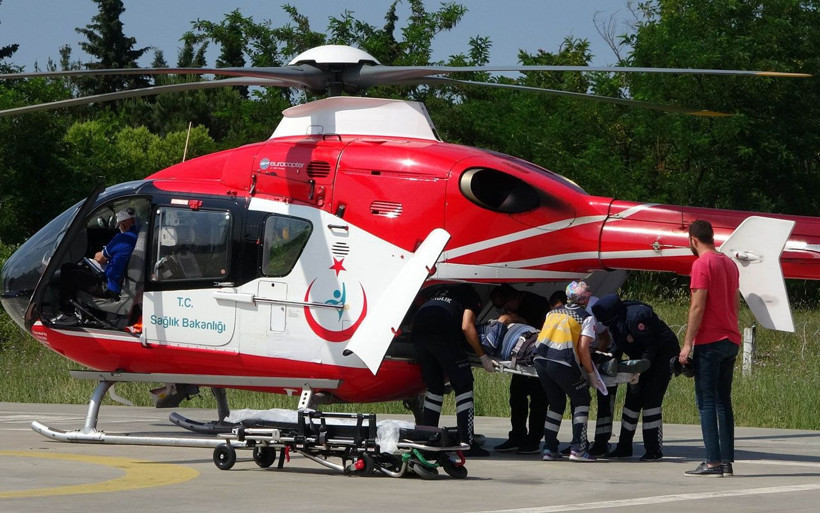 Samsun'da felç geçiren garsonun imdadına ambulans helikopter yetişti! - Resim: 1