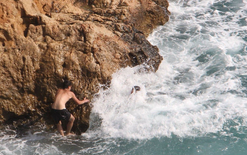 Antalya'da dalgaların dövdüğü kayalık alanda tehlikeli deniz keyfi - Resim: 1
