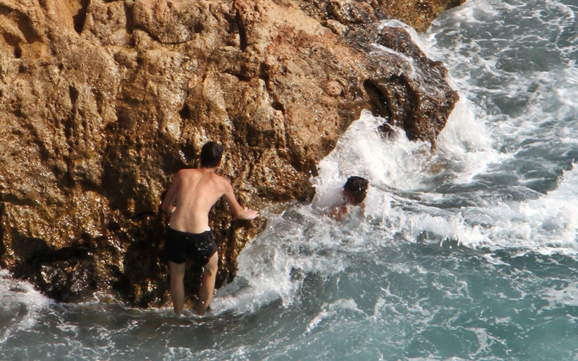 Antalya'da dalgaların dövdüğü kayalık alanda tehlikeli deniz keyfi - Resim: 2