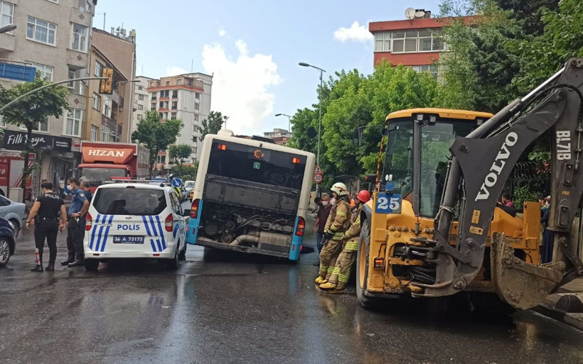 İstanbul Bağcılar’da yol çökünce içinde yolcu bulunan otobüs çukura saplandı - Resim: 1