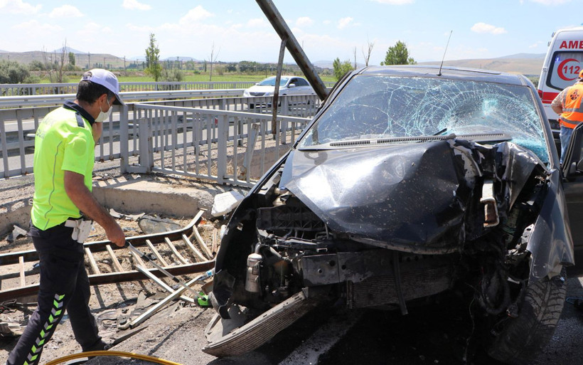 Kayseri'deki kazanın şiddeti herkesi korkuttu bariyer otomobile ok gibi saplandı 1 ölü 4 yaralı - Resim: 1