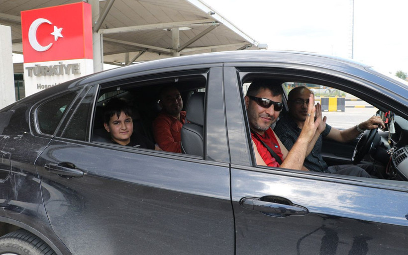 Aman korona bu sözleri duymasın! Vatan hasreti ağır basan gurbetçiler resti çekti - Resim: 1