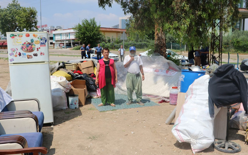 Adana'da zihinsel engelli genç ile ailesi ev sahibi tarafından kapıya atıldı - Resim: 1