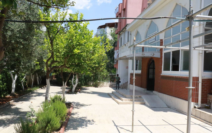 Antalya'da cami bahçesine yeni doğmuş erkek bebek bırakıldı - Resim: 1