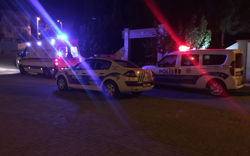 Yer Aydın! Eşinin mezarı başında intihar etti olayı gören polis dondu - Resim: 1