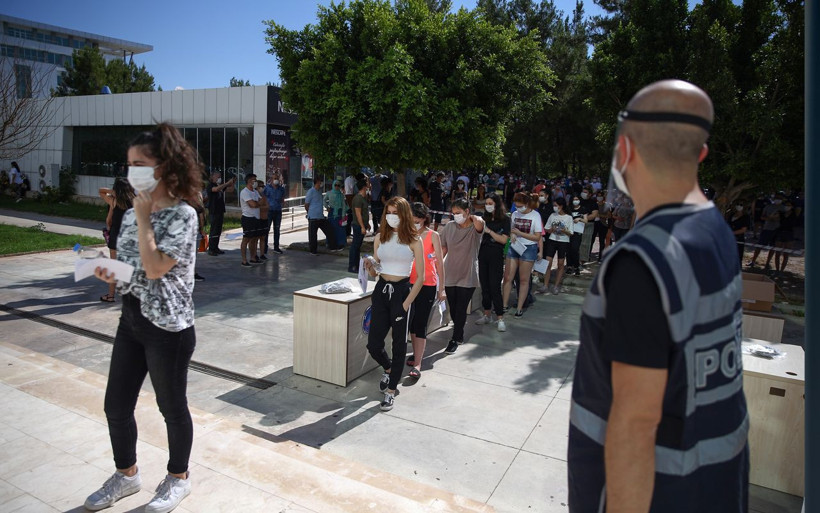 Türkiye'nin dört bir yanı YKS heyecanı yaşıyor aileler dualarla destek oluyor - Resim: 1