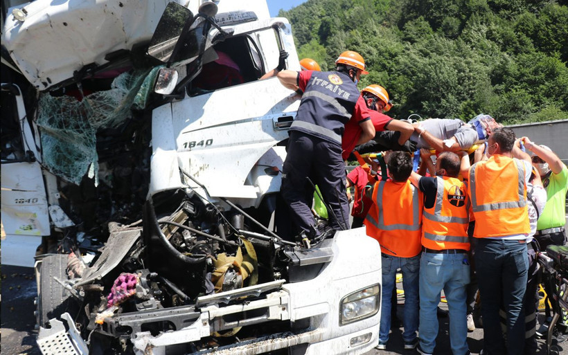 Bolu'da kazanın her bir karesi dehşeti anlattı TIR sürücüsü içeride sıkışıp kaldı - Resim: 2