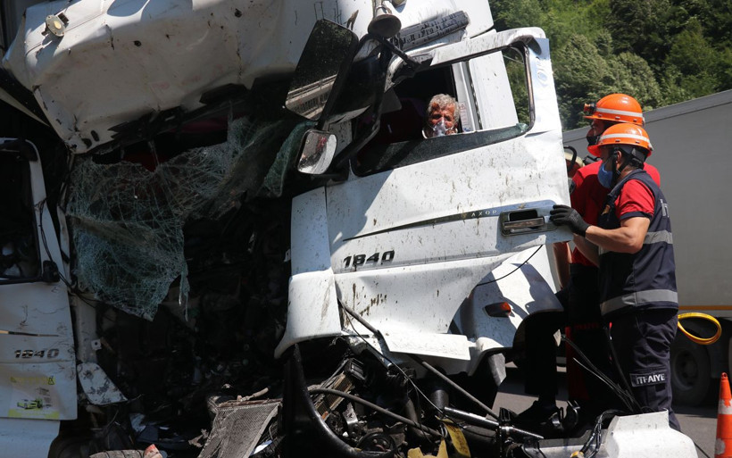 Bolu'da kazanın her bir karesi dehşeti anlattı TIR sürücüsü içeride sıkışıp kaldı - Resim: 3