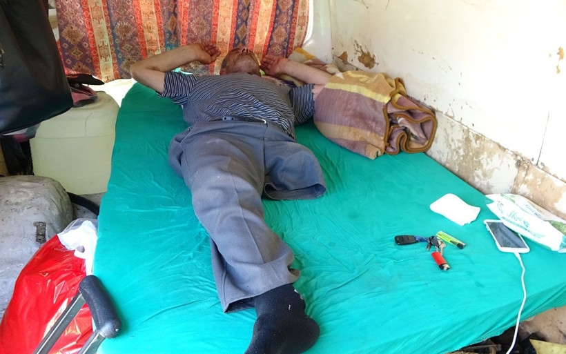 Bursa'da tek bacağıyla minibüs arkasında yaşıyor yürek burkan hayat hikayesi - Resim: 2