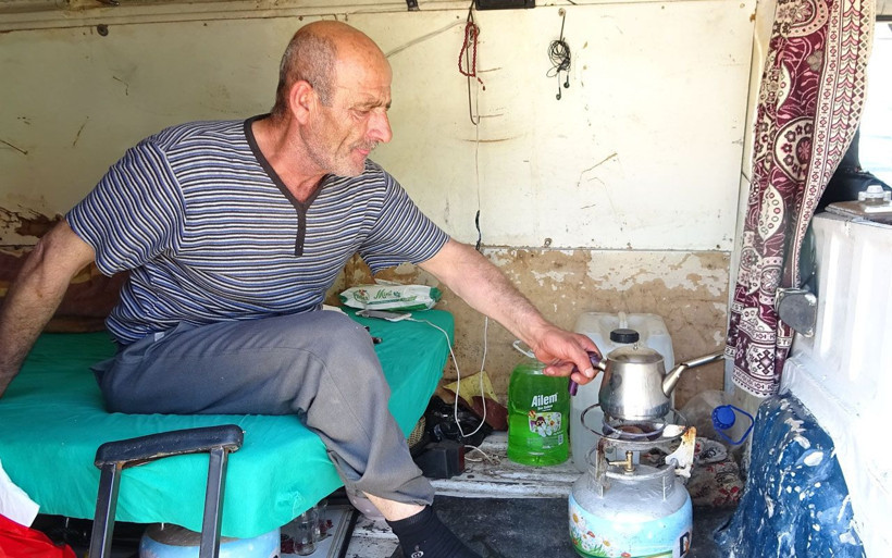 Bursa'da tek bacağıyla minibüs arkasında yaşıyor yürek burkan hayat hikayesi - Resim: 4