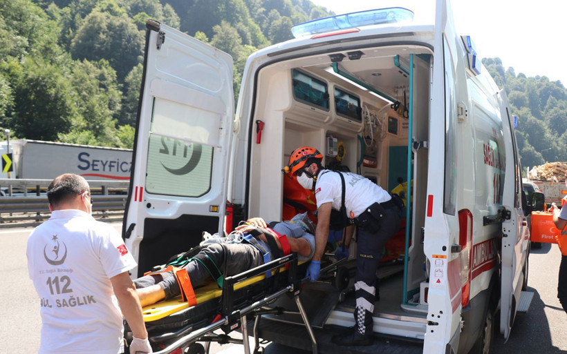 Bolu'da kazanın her bir karesi dehşeti anlattı TIR sürücüsü içeride sıkışıp kaldı - Resim: 4
