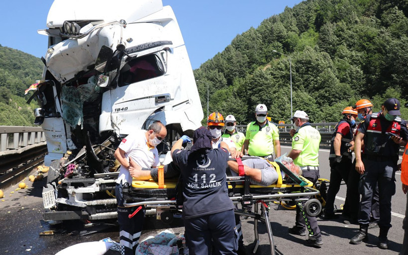 Bolu'da kazanın her bir karesi dehşeti anlattı TIR sürücüsü içeride sıkışıp kaldı - Resim: 1