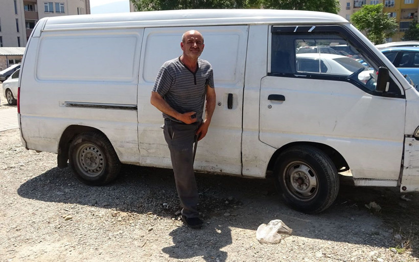 Bursa'da tek bacağıyla minibüs arkasında yaşıyor yürek burkan hayat hikayesi - Resim: 1