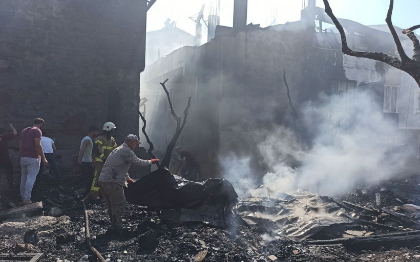 Bursa'da alevler dört evi sarıp kül etti müdahale eden 2 itfaiye eri zehirlendi - Resim: 2