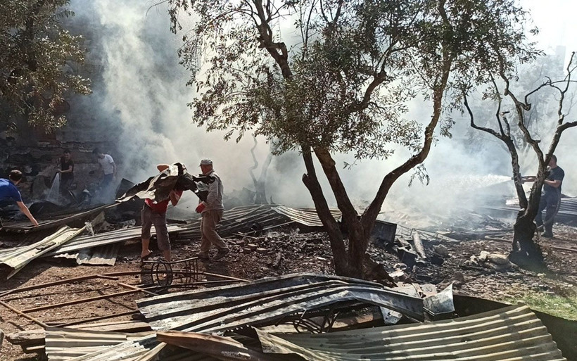 Bursa'da alevler dört evi sarıp kül etti müdahale eden 2 itfaiye eri zehirlendi - Resim: 1