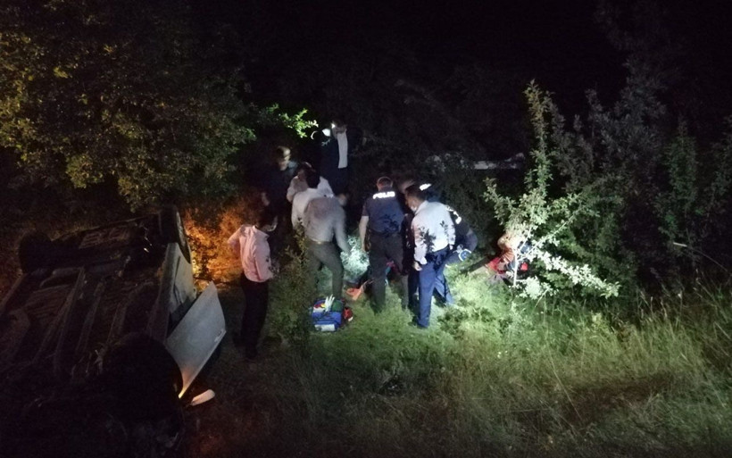 Kastamonu'da otomobil uçuruma yuvarlandı 1'i ağır 2 yaralı - Resim: 3