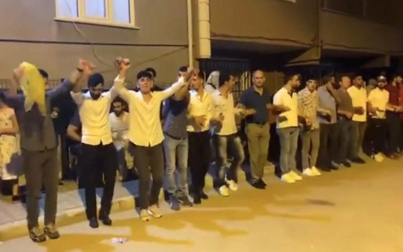 İstanbul'da halaylı düğün eğlencesinde her bir kare dehşete düşürüyor - Resim: 2