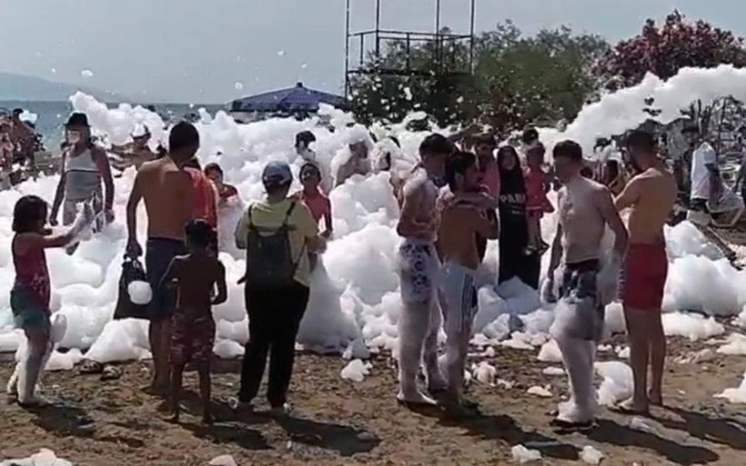 Bursa'da sahildeki köpük partisinde koronavirüs unutuldu - Resim: 2