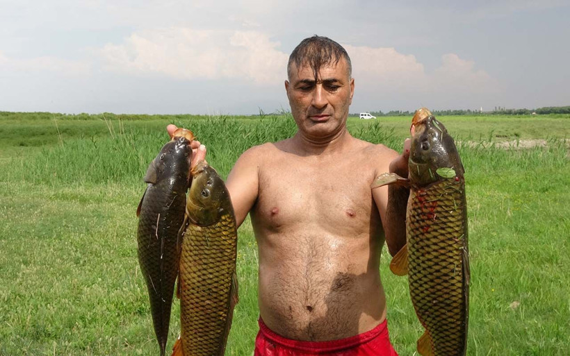 Iğdır'da elini olta olarak kullanıyor yakaladığı balıkların büyüklüğü şaşırttı - Resim: 2