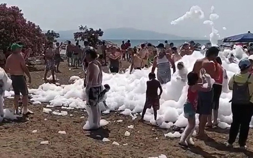 Bursa'da sahildeki köpük partisinde koronavirüs unutuldu - Resim: 1
