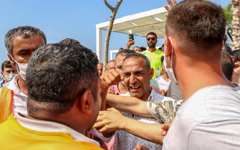 Antalya sahilinde 'Loca' arbedesi! Belediye taşıdı onlar geri getirdi - Resim: 3