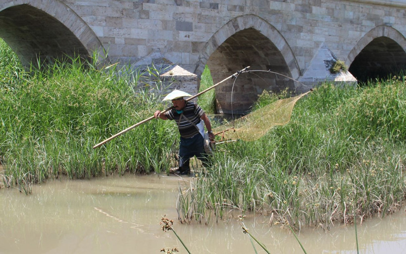 Sivas'ta balıklara seslenen adam! Kızılırmak'a oturup avlıyor - Resim: 2