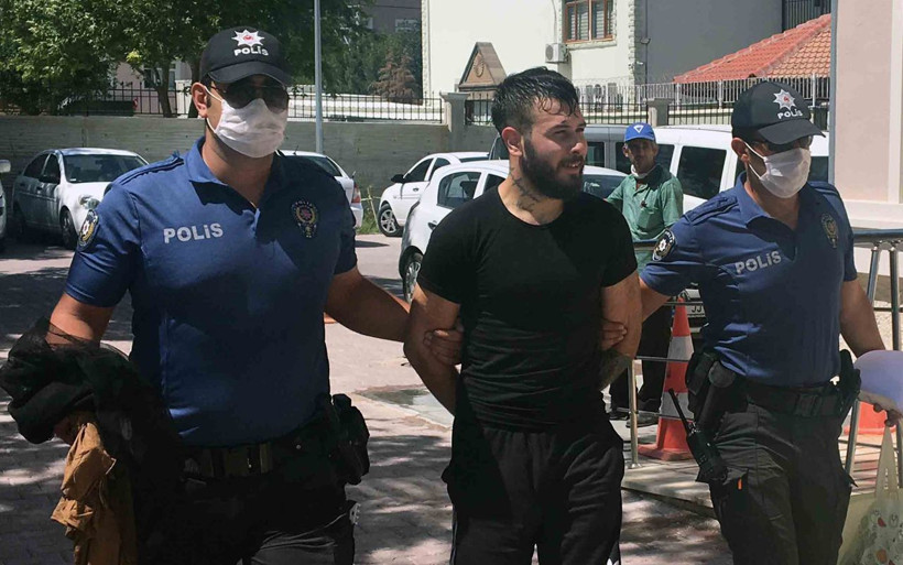 Konya'da 550 bin TL olan çantayı tokatlayıp kadın kılığında kaçmaya çalıştılar - Resim: 1